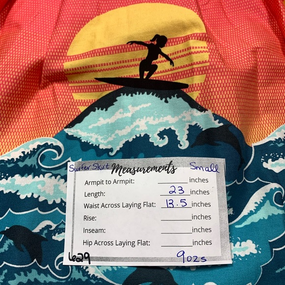 Super Cute Surfer Girl Pleated Skirt - Small - Picture 9 of 9